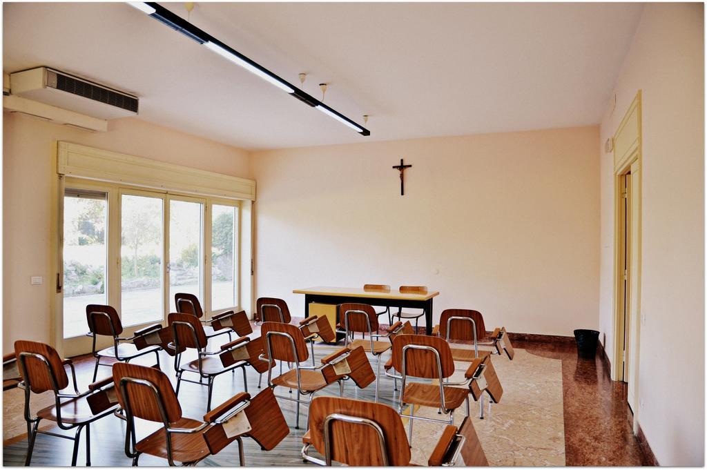 Bed and Breakfast Casa Per Ferie Cardinal G. Guarino Рим Экстерьер фото