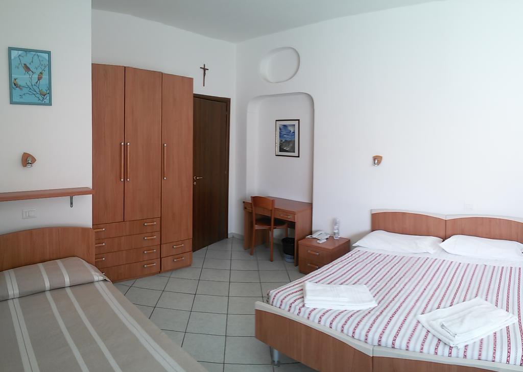 Bed and Breakfast Casa Per Ferie Cardinal G. Guarino Рим Экстерьер фото